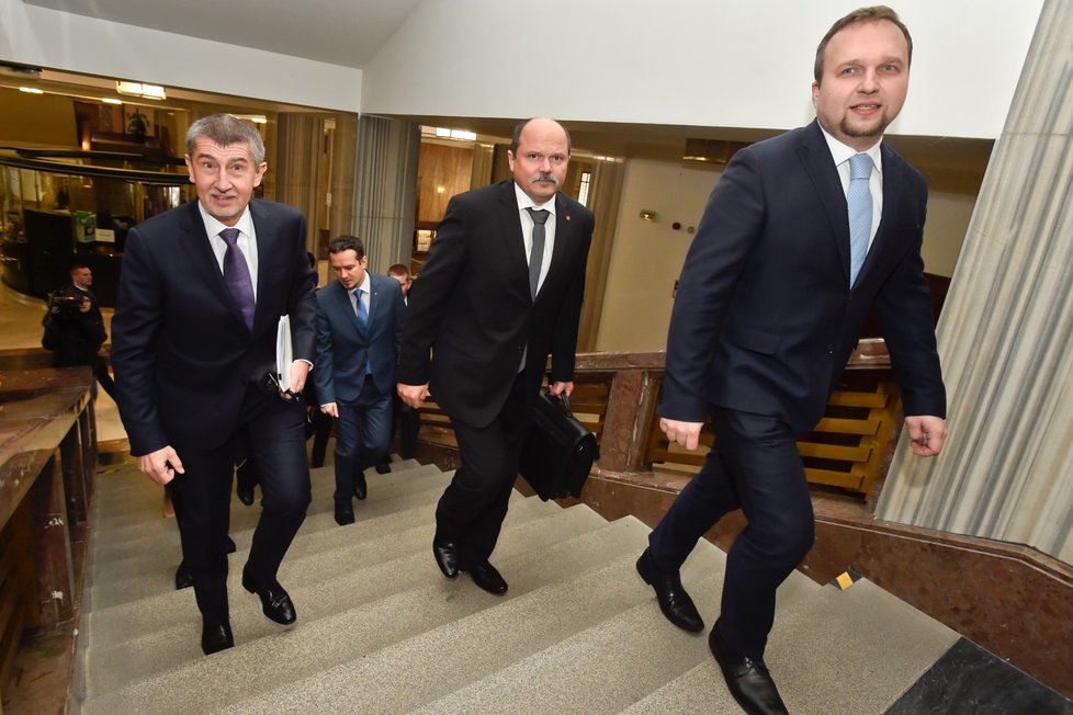 Premiér Andrej Babiš (vlevo) uvedl 18. prosince 2017 v Praze do funkce ministra zemědělství Jiřího Milka (uprostřed). Vpravo je končící ministr Marian Jurečka.