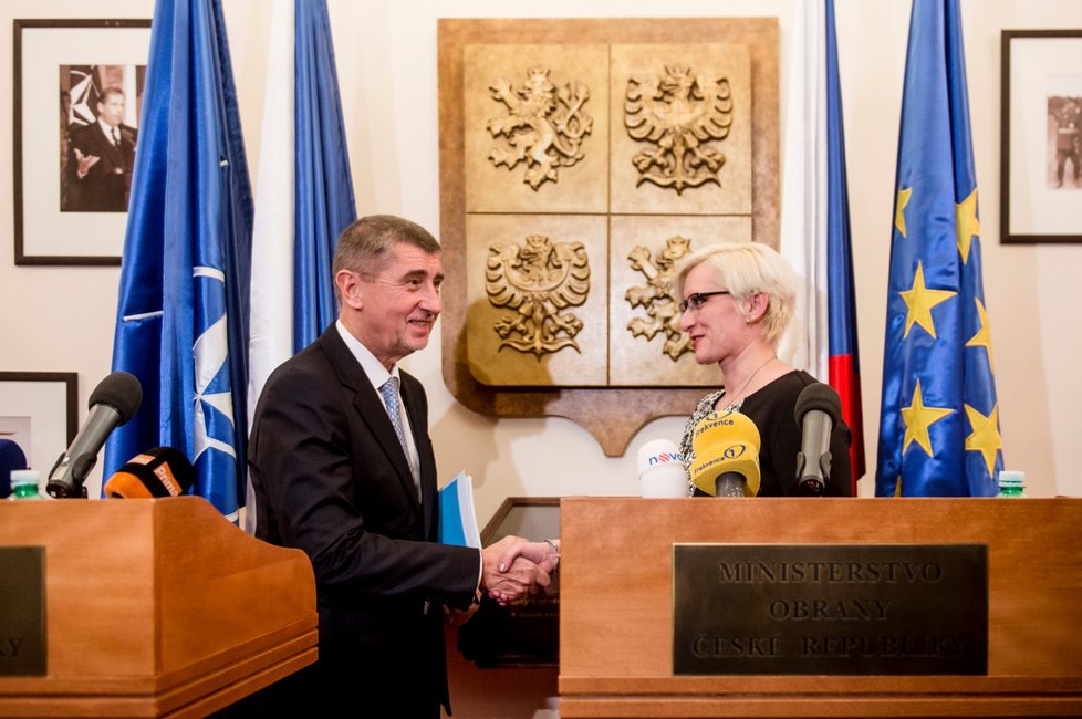 Premiér Andrej Babiš postupně uváděl ministry do jejich rezortů.