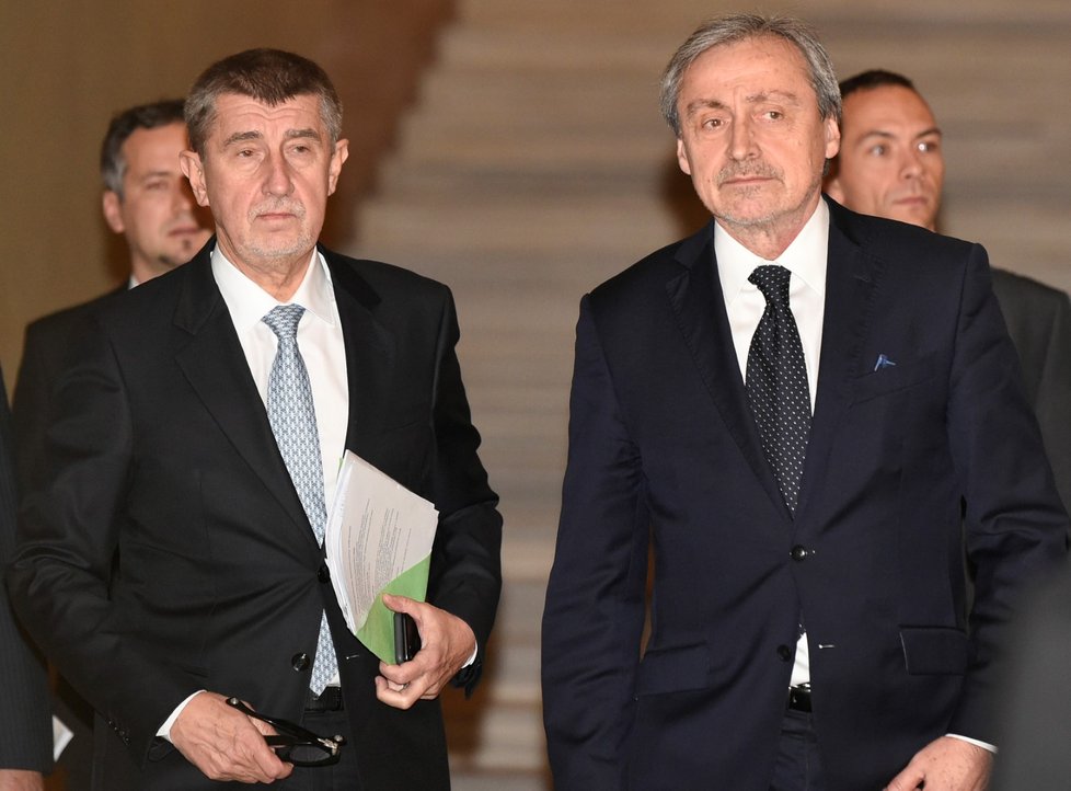 Premiér Andrej Babiš postupně uváděl ministry do jejich rezortů.