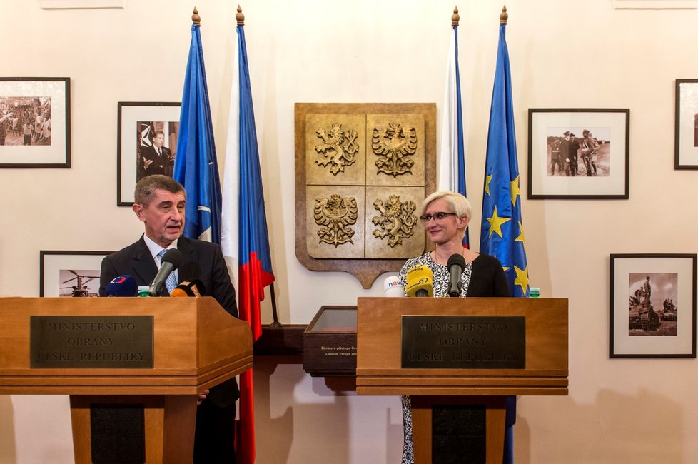 Premiér Andrej Babiš postupně uváděl ministry do jejich rezortů.