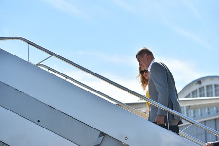 Monika a Andrej Babišovi nastupují do vládního speciálu. Babišová letí s premiérem do Finska -  poprvé na svou zahraniční cestu.