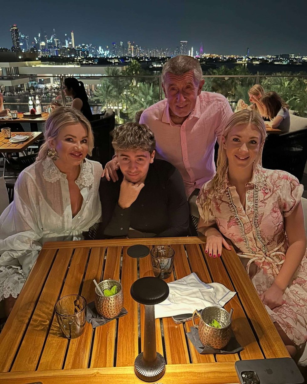 Andrej Babiš s Monikou a rodinou na dovolené, 24.10.2025 Andrej Babiš s Monikou a rodinou na dovolené, 24.10.2025