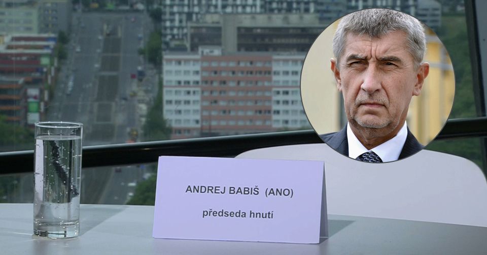 Andrej Babiš opět nepřišel diskutovat k Václavu Moravcovi. Prý kvůli nemoci v rodině. Jeho židle zůstala prázdná.