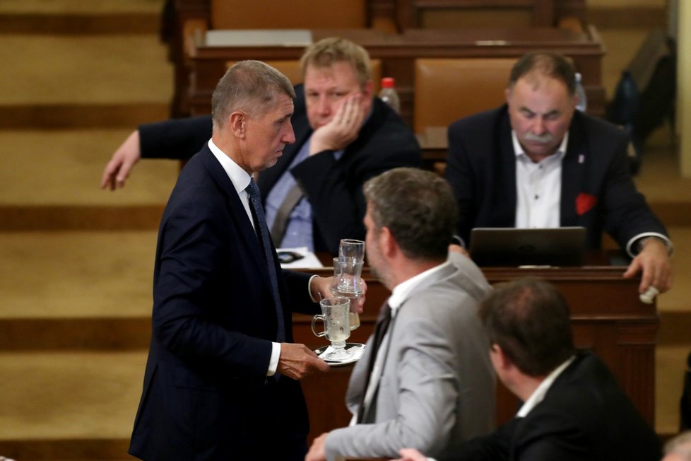 Premiér Andrej Babiš toho přes den vypil víc než dost. Nádobí sklízel už nějakou dobu před koncem rozpravy. Zbytek jednání už v sálu nebyl (27. 6.2019)