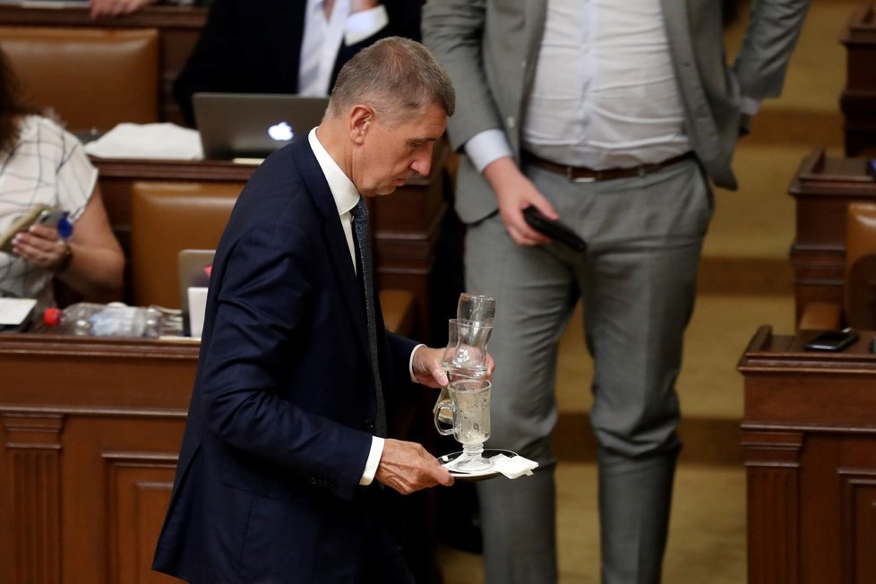 Premiér Andrej Babiš toho přes den vypil víc než dost. Nádobí sklízel už nějakou dobu před koncem rozpravy. Zbytek jednání už v sálu nebyl (27. 6.2019)