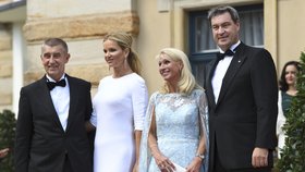 Andrej Babiš, Monika Babišová, Markus Söder a Karin Baumüllerová v německém Bayreuthu při příležitosti Wagnerových slavností