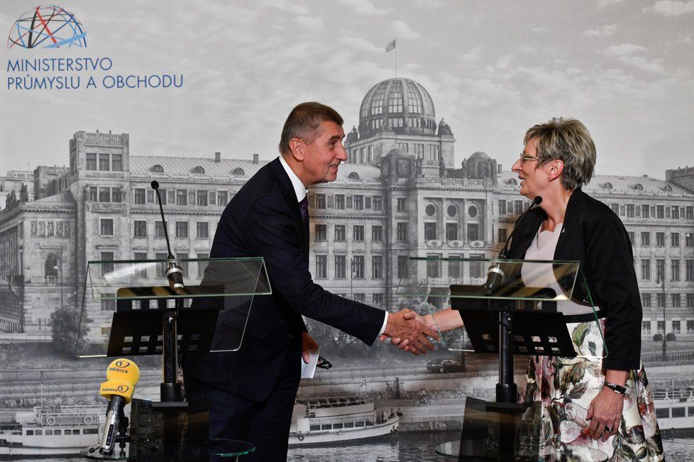 Premiér Andrej Babiš uvedl do úřadu novou ministryně průmyslu a obchodu Martu Novákovou.