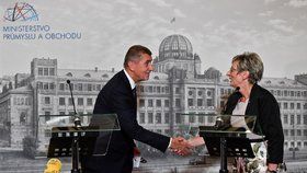 Ministryně průmyslu a obchodu Marta Nováková (za ANO) a premiér Andrej Babiš (ANO)