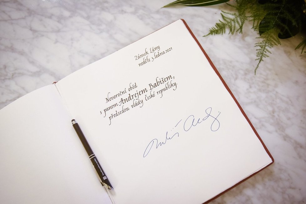 Premiér Andrej Babiš (ANO) se před novoročním obědem s prezidentem Milošem Zemanem podepsal na zámku v Lánech do pamětní knihy (3. 1. 2021)