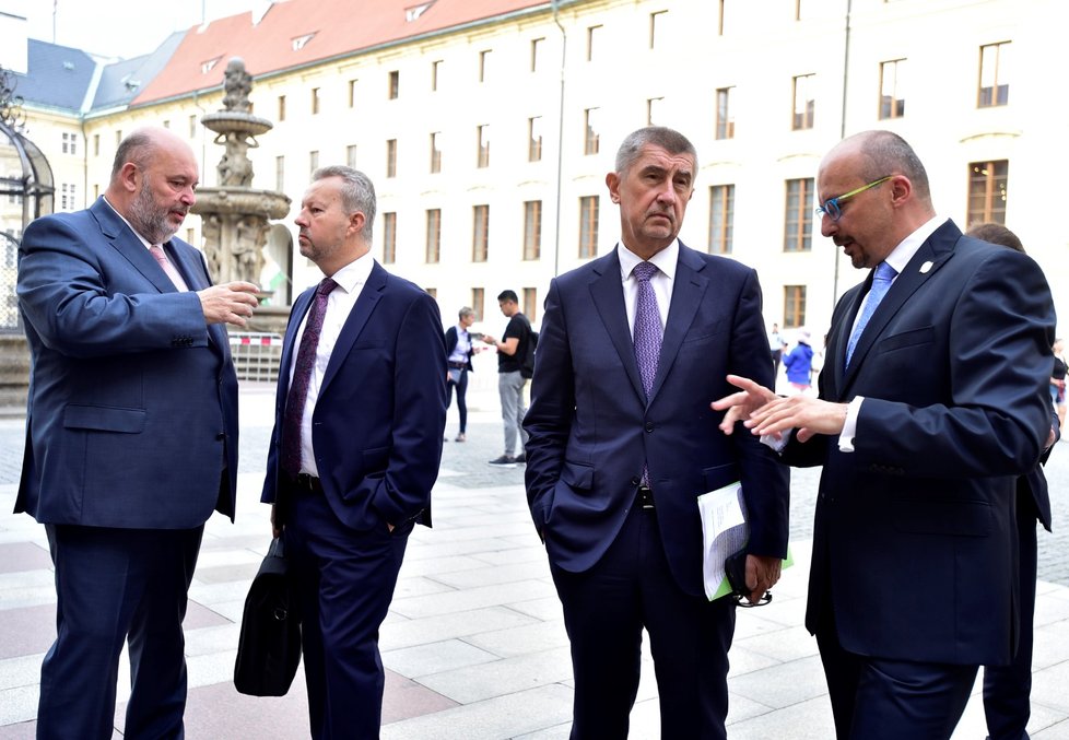 Zleva ministr zemědělství Petr Toman, místopředseda vlády a ministr životního prostředí Richard Brabec, premiér Andrej Babiš a předseda svazu SMO František Lukl před začátkem šestnáctého sněmu Svazu měst a obcí ČR (SMO) na Pražském hradě