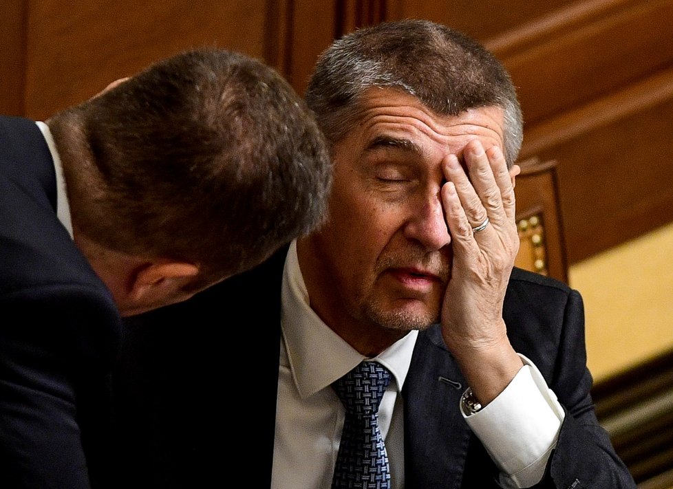 Premiér Babiš si za návrhem rozpočtu své vlády stojí. Obličej si mne při rozhovoru s šéfem SPD Tomiem Okamurou (19. 12. 2018).