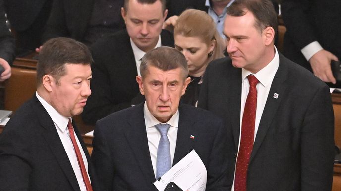 Andrej Babiš, Tomio Okamura a Radek Vondráček ve Sněmovně Andrej Babiš, Tomio Okamura a Radek Vondráček ve Sněmovně