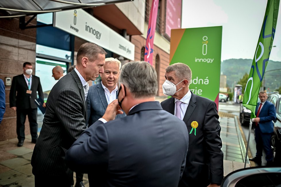 Premiér Andrej Babiš (ANO) doprovází maďarského premiéra Viktora Orbána po Praze a v Ústí. Navštívili i benzinovou pumpu, kde debatovali nad možnostmi společných investic (29. 9. 2021).