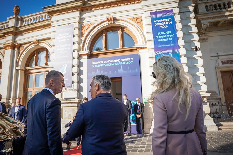 Premiér Andrej Babiš (ANO) s manželkou Monikou a svým maďarským protějškem Viktorem Orbánem během své návštěvy v Maďarsku (23. 9. 2021)