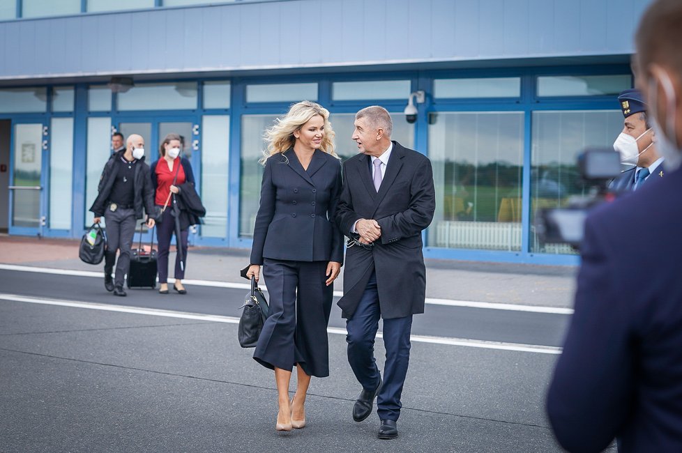 Premiér Andrej Babiš (ANO) odlétá se svou ženou Monikou do Maďarska