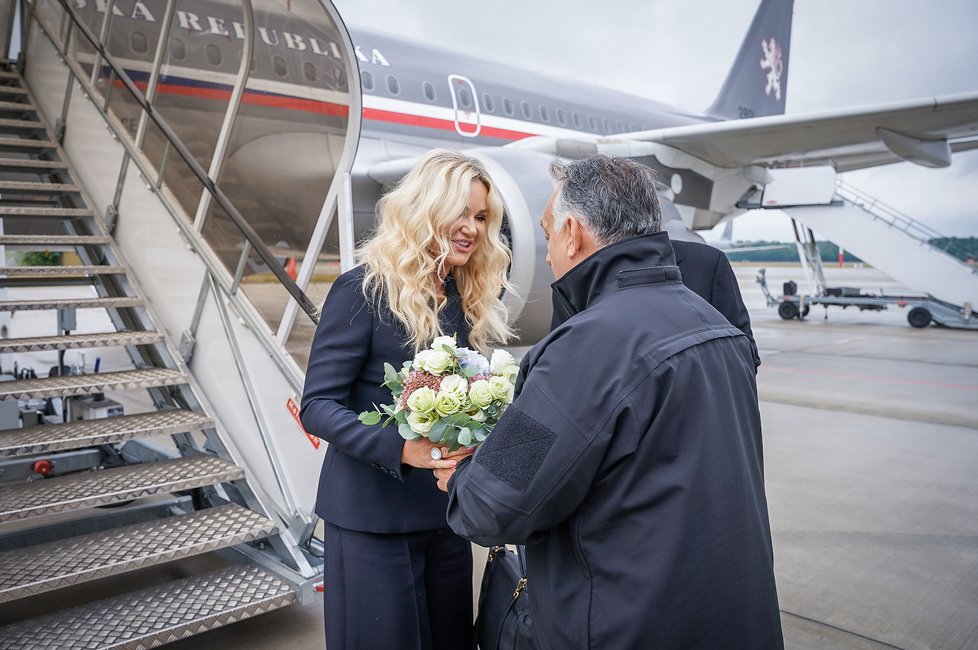 Manželka premiéra Andreje Babiše (ANO) se vítá s maďarským premiérem Viktorem Orbánem v Maďarsku (23. 9. 2021)