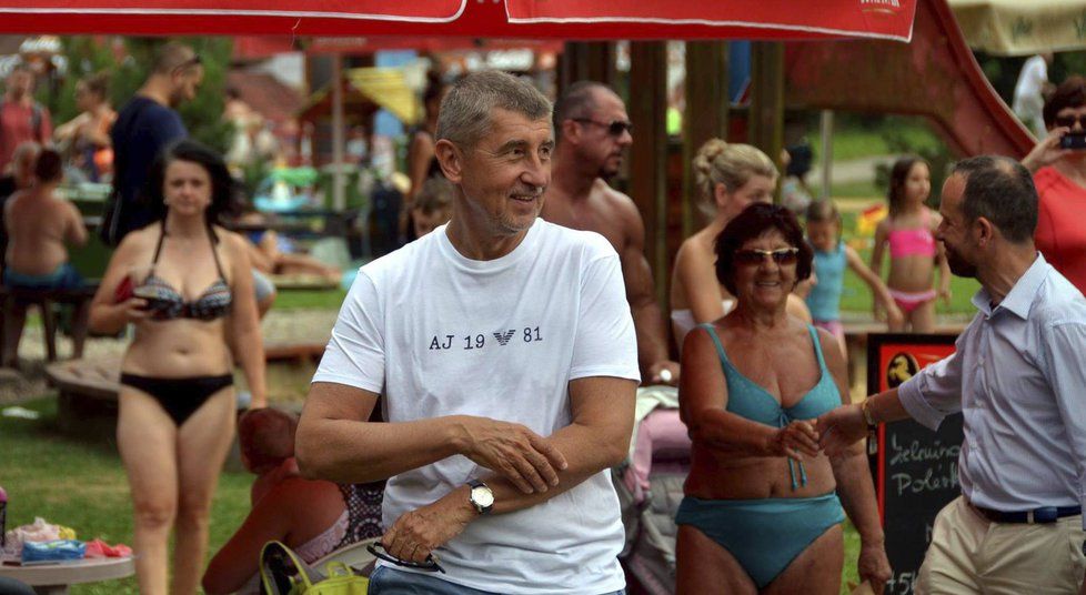 Andrej Babiš (ANO) vyrazil do Ostravy. mimo jiné na Colours of Ostrava, kde si na něj troufl podnapilý muž. Ochranka ho odstrčila a Babiše odvedla.