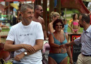 Andrej Babiš (ANO) vyrazil do Ostravy. Mimo jiné na Colours of Ostrava, kde si na něj troufl podnapilý muž. Ochranka ho odstrčila a Babiše odvedla.