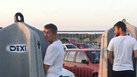 Andrej Babiš se – věřte, nevěřte – nechal vyfotit, jak močí!