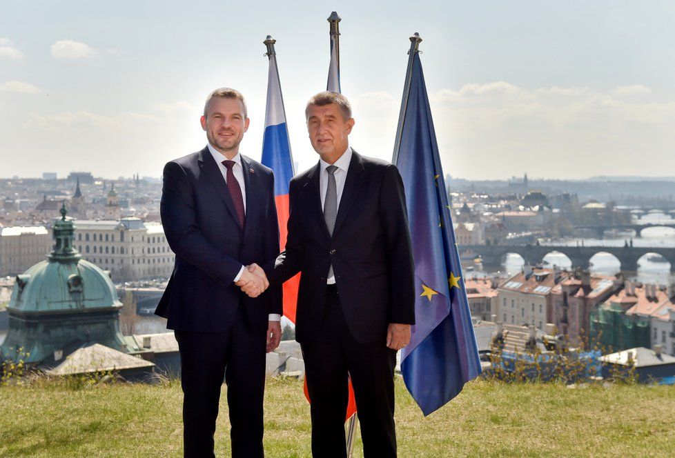 Premiér Andrej Babiš (vpravo) přijal 11. dubna 2018 v pražské Kramářově vile premiéra Slovenska Petera Pellegriniho.