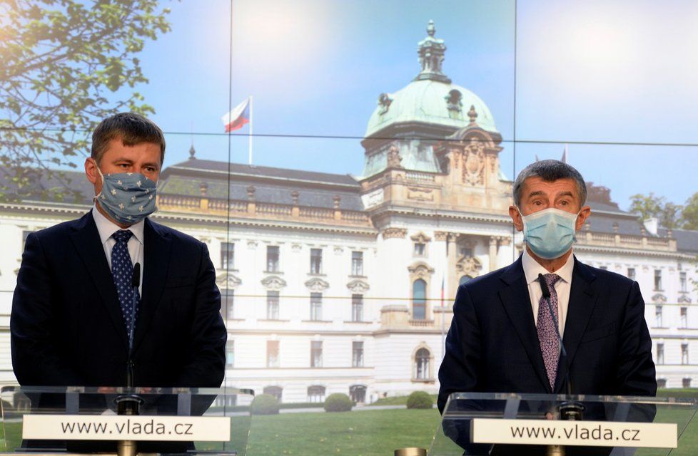 Ministr zahraničí Tomáš Petříček (ČSSD, vlevo) a premiér Andrej Babiš (ANO) na tiskové konferenci o otevírání hranic (5. 6. 2020)