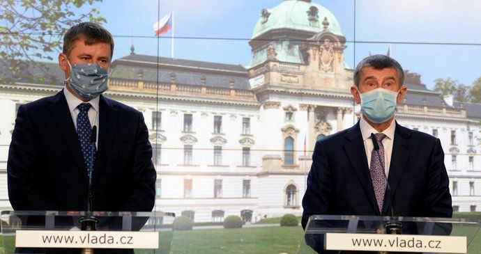 Ministr zahraničí Tomáš Petříček (ČSSD, vlevo) a premiér Andrej Babiš (ANO) na tiskové konferenci o otevírání hranic (5. 6. 2020)