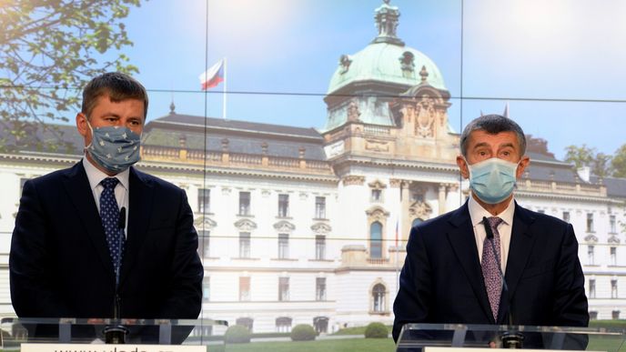 Ministr zahraničí Tomáš Petříček (ČSSD, vlevo) a premiér Andrej Babiš (ANO) na tiskové konferenci o otevírání hranic (5. 6. 2020)