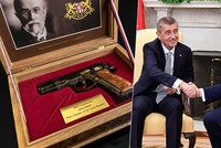 Unikátní pistole k 100. výročí republiky se prodala za 650 tisíc. Stejnou dal Babiš Trumpovi