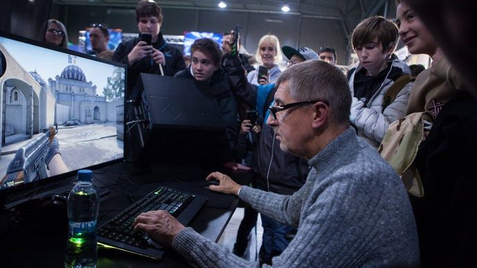 Andrej Babiš paří na počítači
