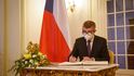 Po příjezdu do Lán se premiér Andrej Babiš podepsal na zámku do pamětní knihy 