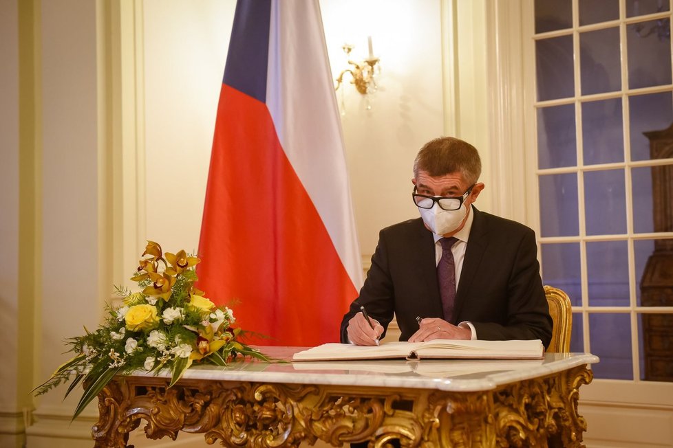 Po příjezdu do Lán se premiér Andrej Babiš podepsal na zámku do pamětní knihy.