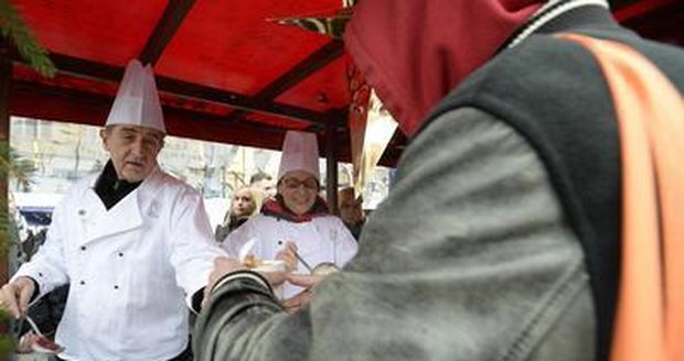 Pražská primátorka Adriana Krnáčová a předseda hnutí ANO Andrej Babiš rozlévali 24. prosince na Staroměstském náměstí v Praze štědrodenní polévku.