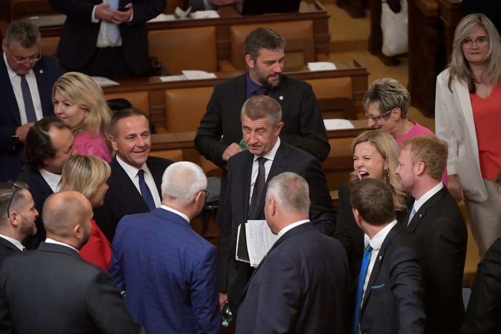 Poslanci hnutí ANO obklopili svého šéfa a premiéra Andreje Babiše. Ten jde žádat Poslaneckou sněmovnu už podruhé o důvěru pro svou vládu.