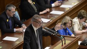 Mimořádné jednání Poslanecké sněmovny. 10. května 2017. Andrej Babiš vystoupil s projevem k nahrávkám, na kterých vede hovor s bývalým novinářem MF Dnes.