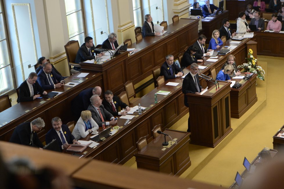 Mimořádné jednání Poslanecké sněmovny. 10. května 2017. Andrej Babiš vystoupil s projevem k nahrávkám, na kterých vede hovor s bývalým novinářem MF Dnes.