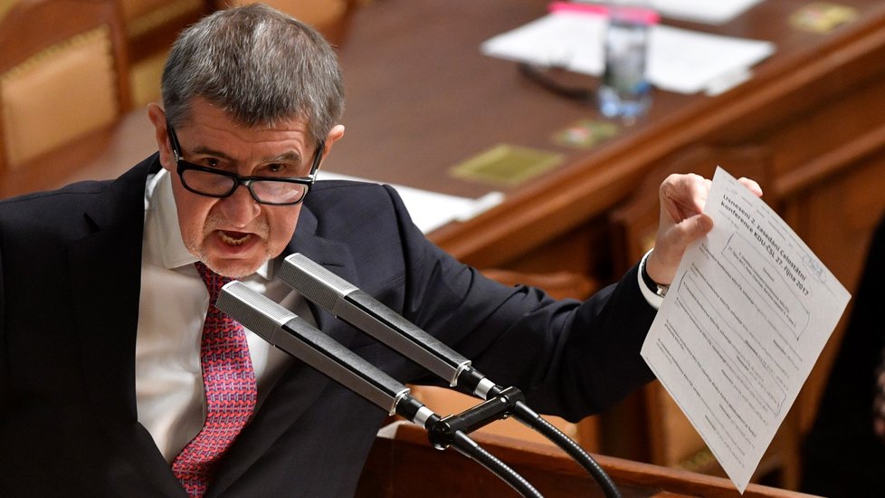 Premiér Andrej Babiš cupoval v Poslanecké sněmovně šest parlamentních stran kvůli návrhu schůze k čistkám na úřadech.