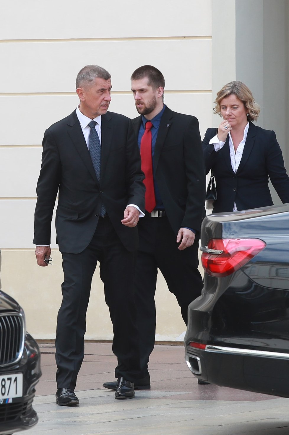 Premiér Andrej Babiš (ANO) odjíždí z Pražského hradu, kde prezident Miloš Zeman jmenoval tři nové ministry a Alenu Schillerovou &#34;povýšil&#34; na vicepremiérku (30. 4. 2019)