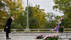 Premiér Andrej Babiš položil 28. října 2020 v Praze květiny k hrobu neznámého vojína u Národního památníku na Vítkově u příležitosti státního svátku k výročí vzniku Československa.