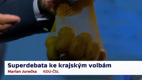 Premiér Andrej Babiš (ANO) vyfasoval od Mariana Jurečky (KDU-ČSL) brambory z Hané během předvolební debaty. K daru přimělo Jurečko sucho - podle něj by se měla orná půda ochraňovat, což ale Babiš podle Jurečky nedělá