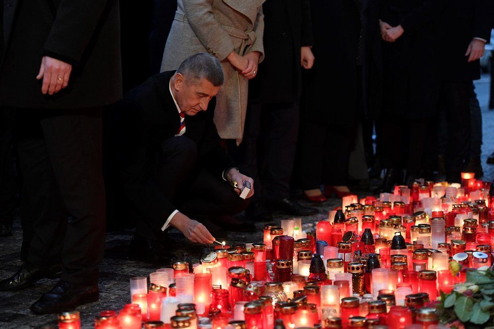 Premiér Andrej Babiš položil 17. listopadu 2019 kytici na Národní třídě v Praze při příležitosti 30. výročí sametové revoluce.