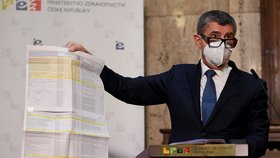 Premiér Andrej Babiš (ANO) se seznamem očkovacích center (14. 1. 2021)