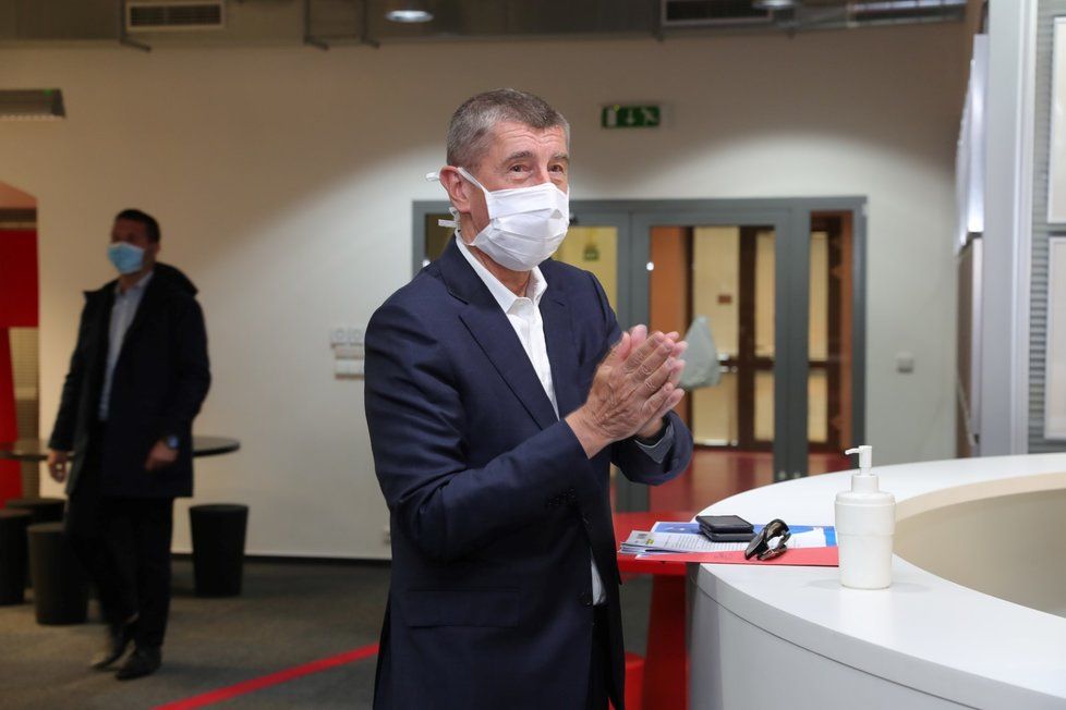 Premiér Andrej Babiš (ANO) odpovídal na dotazy Blesku v pořadu Ptám se, pane premiére. Při vstupu do redakce využil dezinfekci(13.5.2020)