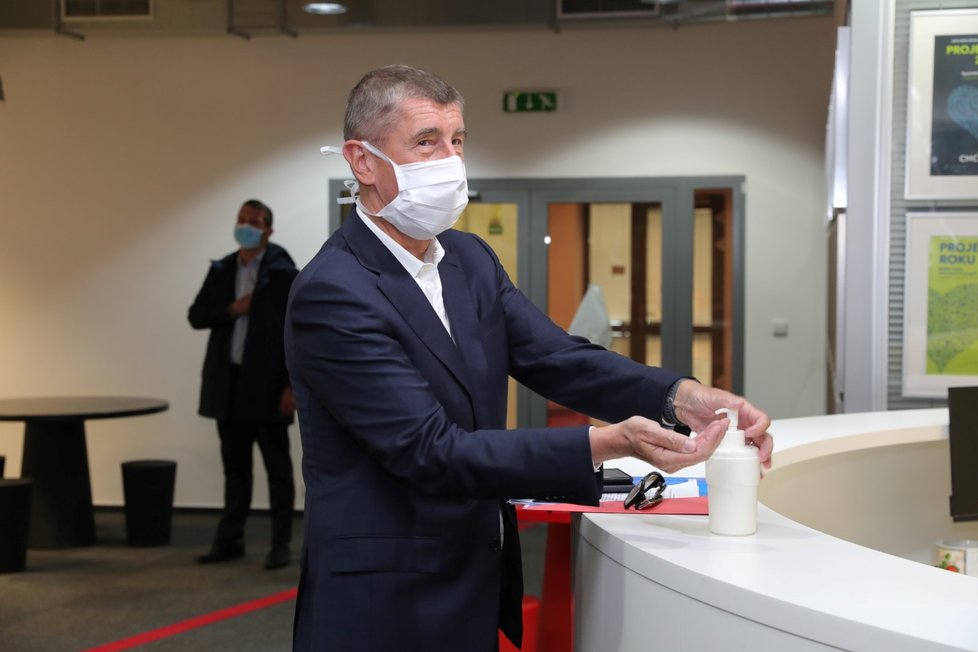 Premiér Andrej Babiš (ANO) odpovídal na dotazy Blesku v pořadu Ptám se, pane premiére. Při vstupu do redakce využil dezinfekci. (13.5.2020)