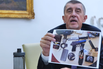 Premiér v demisi Andrej Babiš (ANO) a snímek zbraní, které měl mít útočník zpacifikovaný na jeho vrátnici