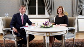 Premiér Andrej Babiš (ANO) s moderátorkou TV Prima Terezií Tománkovou v pořadu Partie (12.1.2020)