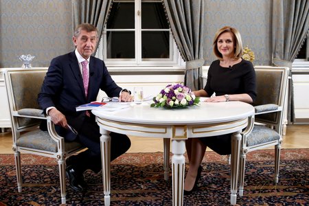 Premiér Andrej Babiš (ANO) s moderátorkou TV Prima Terezií Tománkovou v pořadu Partie (12.1.2020)