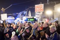 „Demisi,“ bouřily proti Babišovi tisíce lidí napříč Českem. Protesty „chvilkařů“ nekončí