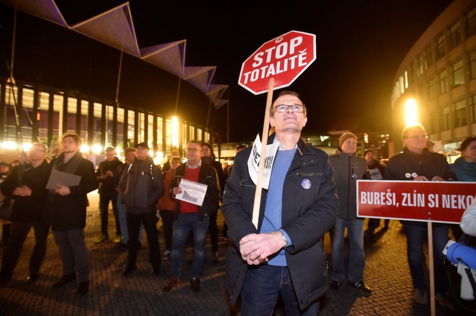 Protestní akce za odstoupení premiéra Andreje Babiše (ANO) ve Zlíně (19. 12. 2019)