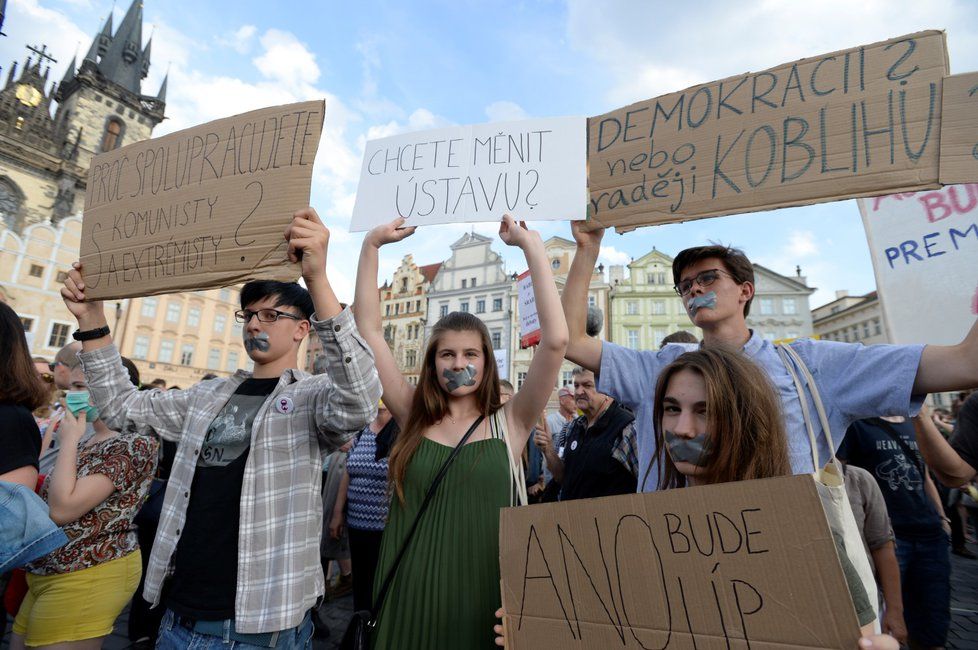 Stovky lidí v Praze na Staroměstském náměstí v Praze protestovaly proti premiérovi v demisi Andreji Babišovi (22. 5. 2018)