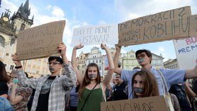 Stovky lidí v Praze na Staroměstském náměstí v Praze protestovaly proti premiérovi v demisi Andreji Babišovi (22. 5. 2018).